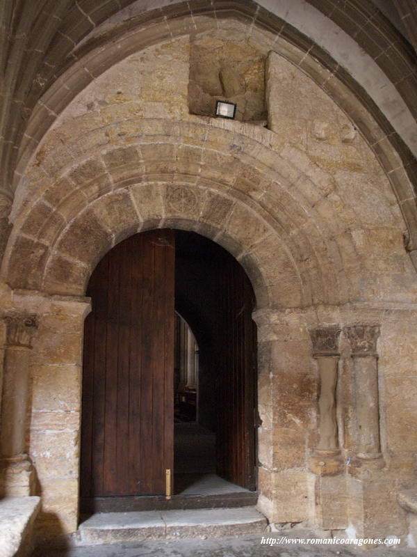 PORTADA DE ACCESO AL CLAUSTRO DESDE LA NAVE SUR